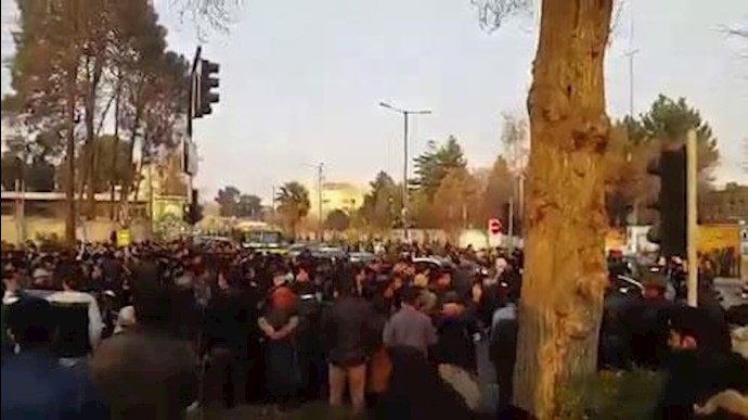 مواطنون وشباب مدينة اصفهان يشتبکون مع مليشيات الأمن الداخلي في ساحة الثورة + فيديو