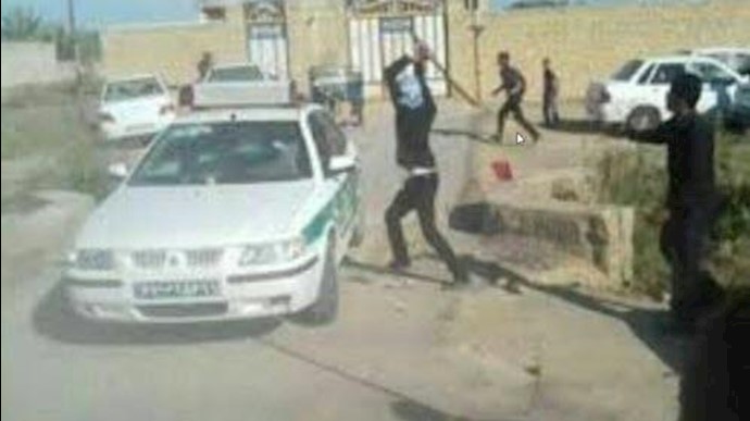 هجوم مواطنين علی عناصر الأمن الداخلي في مدينة کرمانشاه