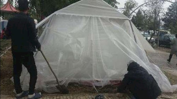 وضع المواطنين المنکوبين بالزلزال، فقدان الإمکانيات في هواء بارد وأمطار+ فيديو