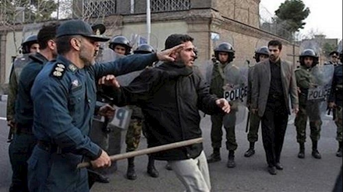 الشرطة الايرانية تفرق بالقوة محتجين هتفوا بشعارات مناهضة للحکومة في کرمانشاه