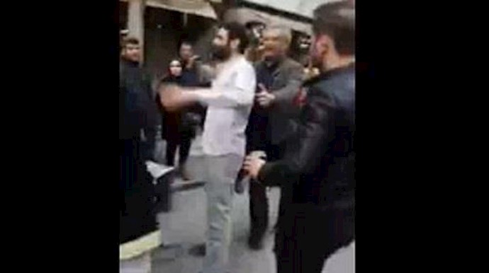 تأديب عنصر باسيجي علی أيدي المواطنين في منطقة «لاله زار» بالعاصمة طهران + فيديو