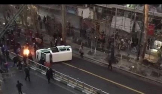 العاصمة طهران- قلب سيارة الشرطة علی أيدي المتظاهرين - 31 ديسمبر