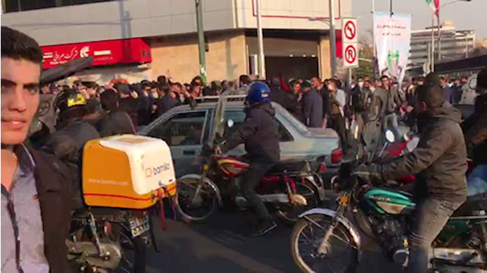 تظاهرات المواطنين في شارع «ولي عصر» بالعاصمة طهران - يوم السبت 30 ديسمبر 2017 بشعار: الموت للدکتاتور