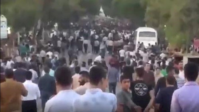 إيران.. تظاهرات أهالي مدينة سنندج للاحتجاج علی قتل العتالين + فيديو