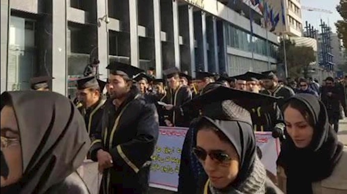 تواصل احتجاج طلاب صناعة النفط في عبادان و طهران