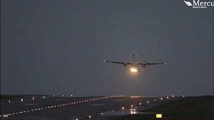 لحظات دراماتيکية لطائرة بسبب العاصفة کارولين+فيديو