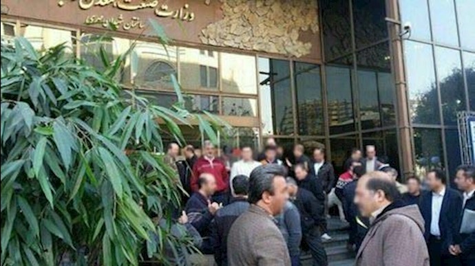 تجمع احتجاجي لمتقاعدي معمل کيان تاير