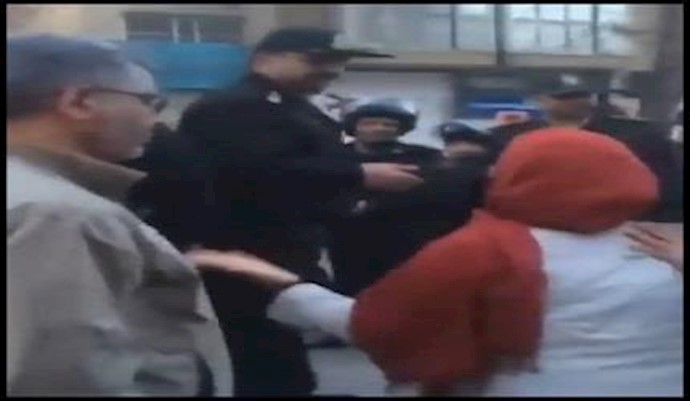 کرمنشاه – شعار الموت لخامنئي من قبل أمرآة شجاعة عند حضور قادة قوات الشرطة