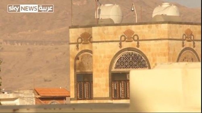 سفارة إيران بصنعاء تتعرض لقذيفة صاروخية أدت لاحتراقها+فيديو