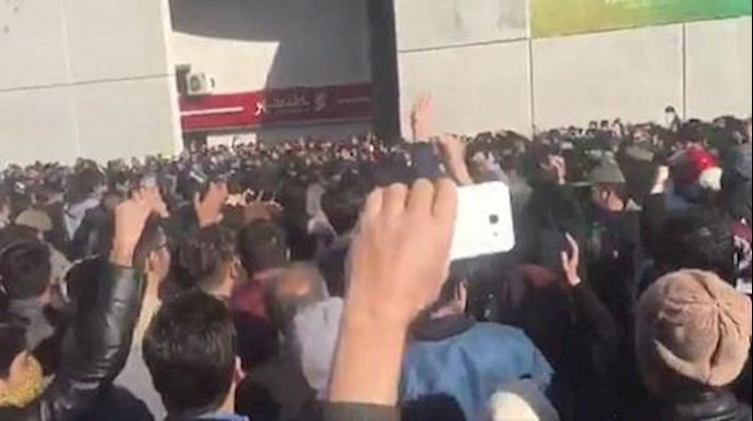 الحياة: المئات يحتجون ضد ارتفاع الأسعار في إيران