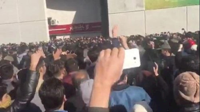 مظاهرات في إيران: غادروا سوريا.. فکروا فينا