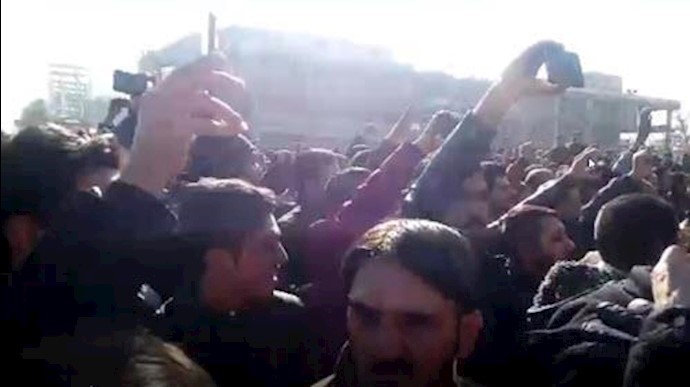 إيران.. آلاف المواطنين يرددون شعارات: «الموت للديکتاتور».. «الموت لروحاني»+فيديو