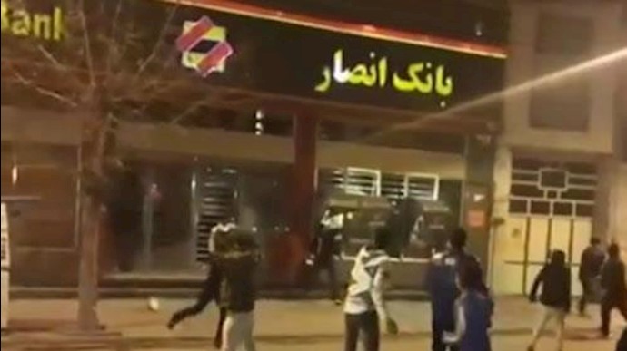 تخريب مقرات حکومية علی أيدي الشباب في مدينة درود بعد استشهاد الشباب من قبل قوات حرس خامنئي + فيديو
