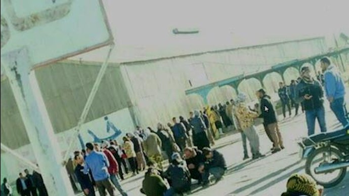 إيران..إضراب عمال شرکة هفت تبه لقصب السکر لليوم الرابع علی التوالي عن العمل