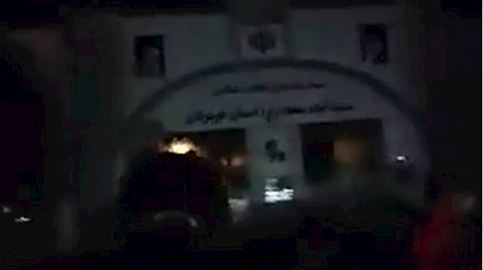 إيران.. محتجون يهاجمون مقرا للحرس الثوري في بندر عباس