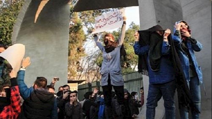 الاحتجاجات في إيران تنادي برحيل الملالي