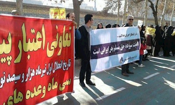 بالصور..تجمعات احتجاجية في کل من طهران ومشهد وخرمشهر وعسلوية واميدية وهنديجان وشادکان وقزوين