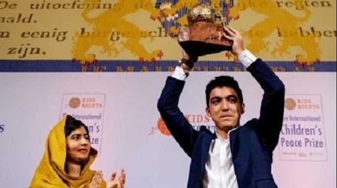 فتی سوري يفوز بجائزة دولية يطالب بمعاملة اللاجئين کأشخاص طبيعيين