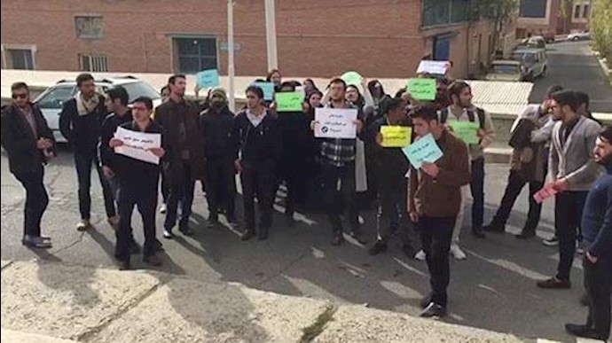 تجمع احتجاجي لطلاب الجامعة الوطنية في العاصمة طهران + فيديو