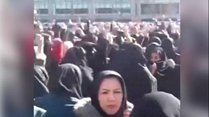 مظاهرات إيران.. المرأة سيدة الـ"مشهد"