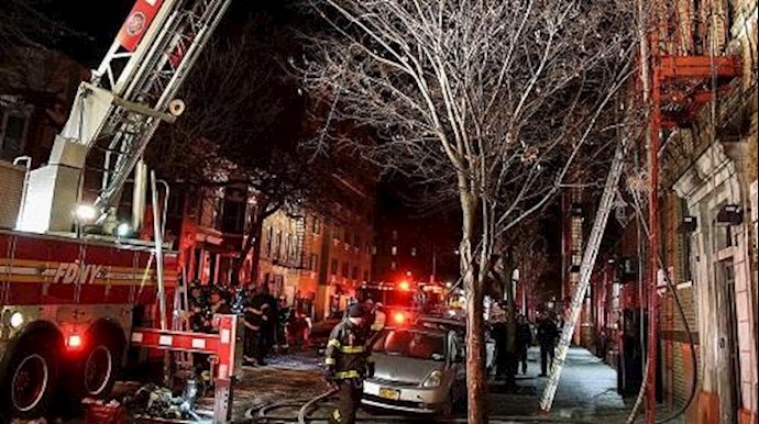 مصرع 12 وإصابة آخرين في حريق بمبنی سکني في مدينة نيويورک+فيديو