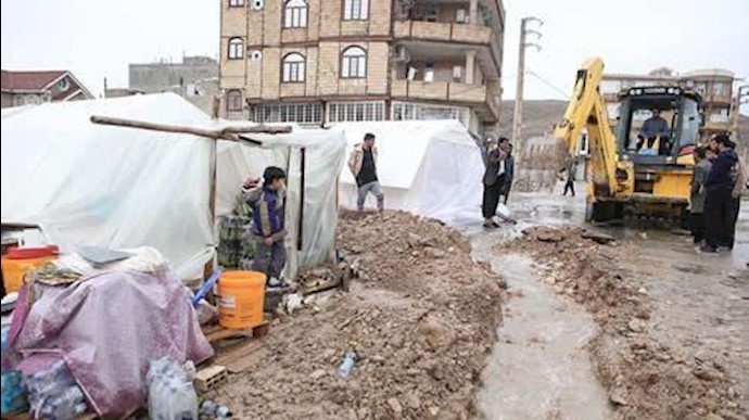 عدم متابعة مشکلات المواطنين المنکوبين بالزلزال بمحافظة کرمانشاه بعد مضي شهر