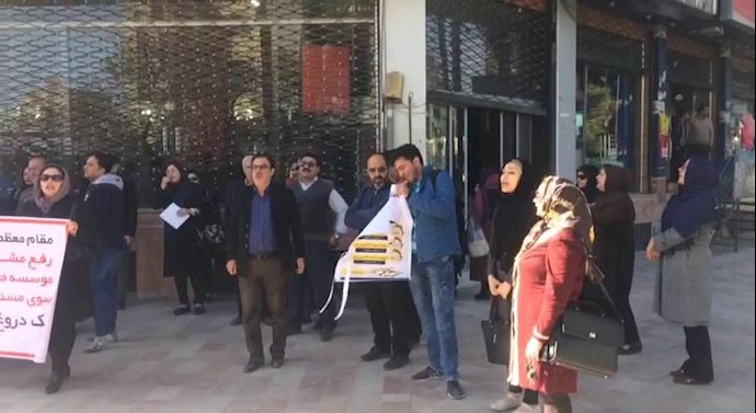 تجمع احتجاجي للمواطنين المنهوبة آموالهم في مدينة کرمان