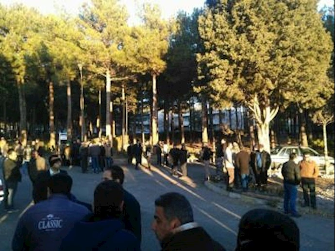 تجمع احتجاجي لعمال شرکة مناجم «البرزشرقي» لإنتاج الفحم الحجري