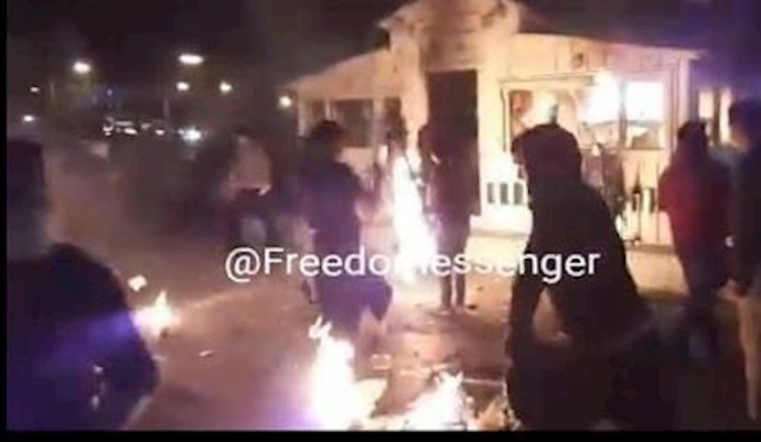 مدينة اراک - إضرام النار في مرکز«الشرطة» علی أيدي المتظاهرين