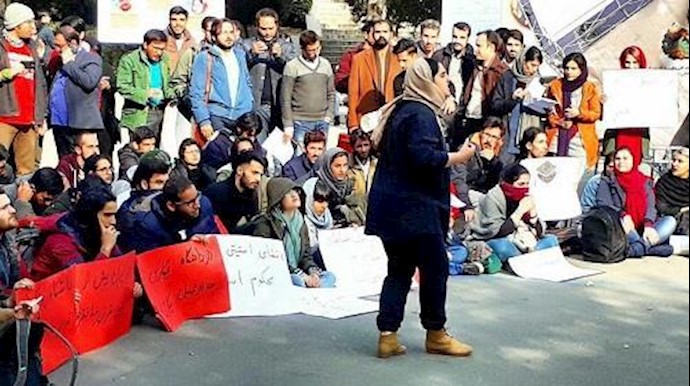 إيران: احتجاجات طلابية وحضور بارزه للطالبات فيها
