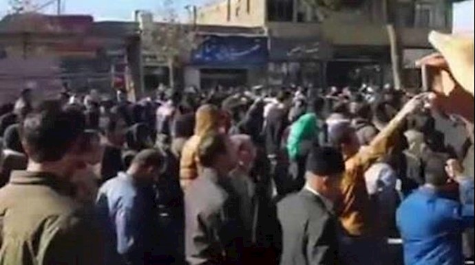 سکاي نيوز:الغضب يشعل مدنا إيرانية والآلاف يهتفون.. «الموت للديکتاتور»+فيديو