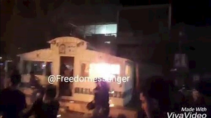 إضرام النار في مرکز«الباسيج» علی أيدي الشباب بمدينة اراک – السبت 30 ديسمبر2017+ فيديو