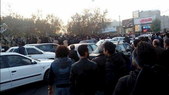 تظاهرة المواطنين في مدينة قم بشعار «استحي يا سيد علي واترک الحکم»+ فيديو