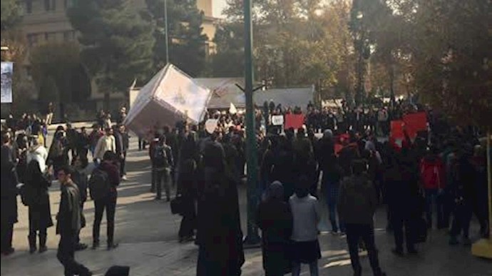 إعتصام وتجمع طلابي في جامعتي طهران والعلامة
