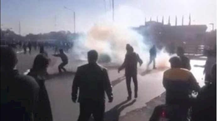 وکالة الأنباء الرسمية للنظام: في مدينة مشهد عناصر معادية للثورة هتفوا شعارات مخالفة للأعراف العامة