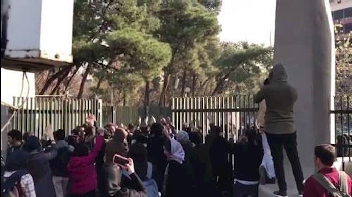 العاصمة طهران – تظاهرات الطلاب في بوابة جامعة طهران 30 ديسمبر + فيديو