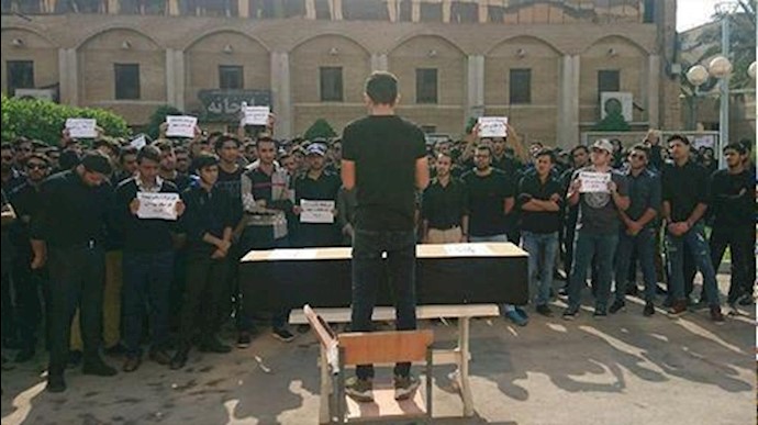 إيران.. طلاب يضربون عن الطعام في يوم الطالب