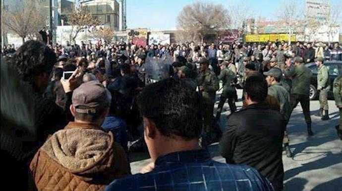 سي ان ان : احتجاجات سياسية نادرة علی مدی العقد الماضي في إيران