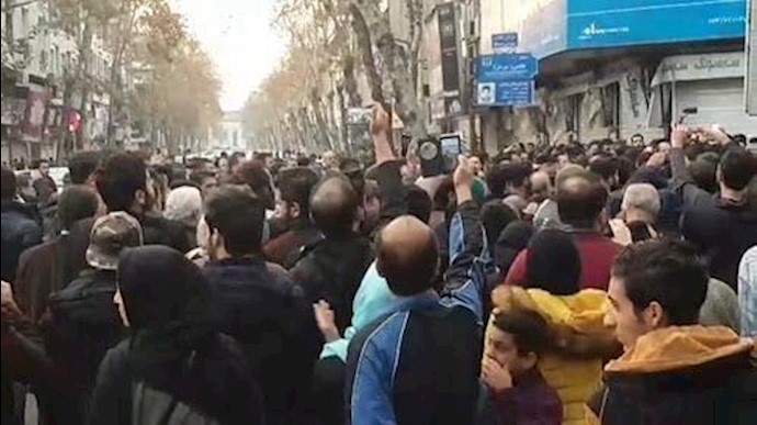 انطلاقة تظاهرة مدينة رشت بشعار الموت للدکتاتور + فيديو