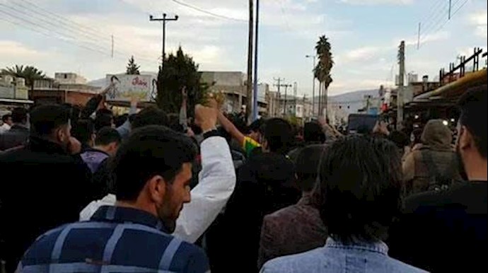 تظاهرات أهالي مدينة ايذه – يوم السبت 30 ديسمبر بشعار: «لا يعود يفيد المدفعية والدبابة والرشاشة.. يجب أن يرحل الملالي»