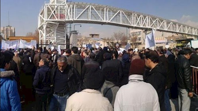 إيران..تجمعات احتجاجية لمواطنين مقابل برلمان النظام الإيراني