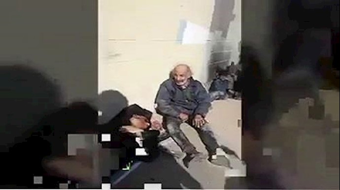إيران ..جريمة مروعة لدهس من ينامون في الکراتين من قبل سيارة البلدية + فيديو