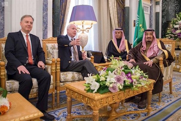 الملک سلمان يستقبل السيناتور جون ماکين