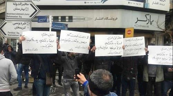 تجمع احتجاجي لکسبة مجمع أسواق«الکويت» التجاري في طهران