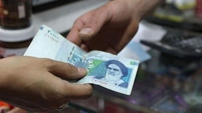 الهوة بين رواتب الإيرانيين والأسعار تصل إلی 60%