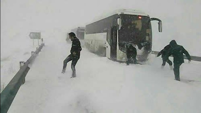 إيران..محاصرة رکاب الحافلة في الثلوج و العواصف الثلجية