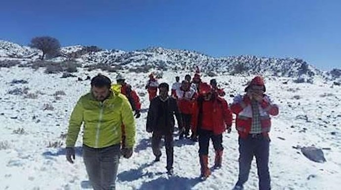 ايران.. مصرع مروع لعاملين لدائرة الکهرباء في البرد والثلوج