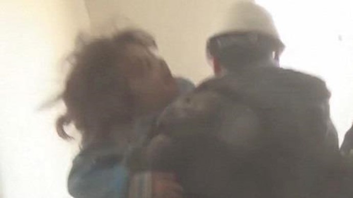 فصل جديد من المأساة السورية.. إنقاذ طفلة من تحت الدمار