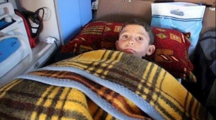 شيلني يا بابا استغاثة طفل سوري بتر برميل متفجر قدميه