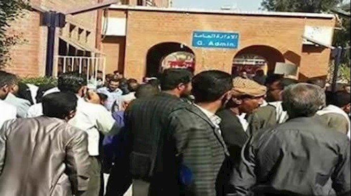 صنعاء.. الميليشيات الحوثية يهاجمون أطباء طالبوا برواتبهم